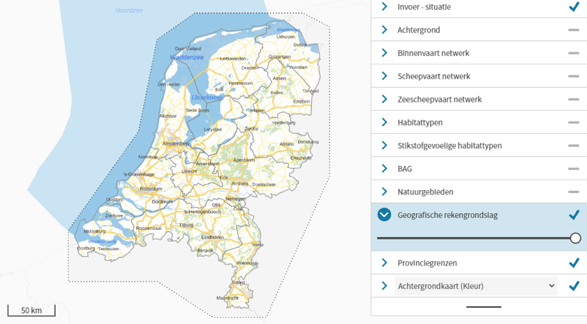 De kaartlaag Geografische rekengrondslag in AERIUS Calculator, te vinden onder ‘Kaartlagen’. De stippellijn geeft de begrenzing aan