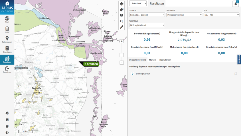 Scherm met resultaten van de berekening. Links staan onder elkaar de knoppen om naar de verschillende menus te gaan. In het middenpaneel is een kaart met bronnen en eventuele resulaten weergegeven. Aan de rechterkant staan bovenaan de selectieboxen om de verschillende resultaten te kunnen tonen met daaronder de resultaten van de gekozen selectie.